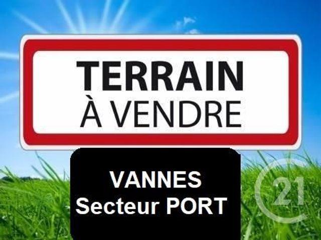 Terrain face au port